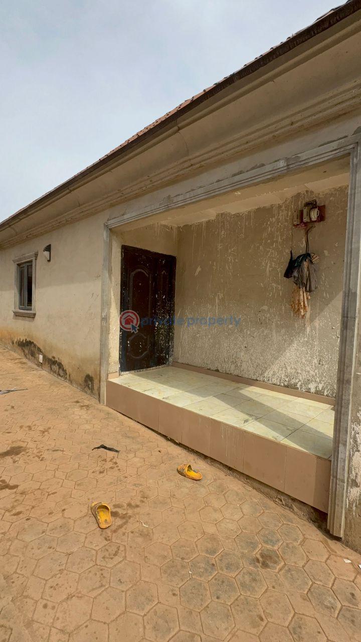 2 bedroom Block Of Flats For Sale Adebomi Oleyo Road Ashipa Tipper Garage Akala Express Ibadan Oyo - 3