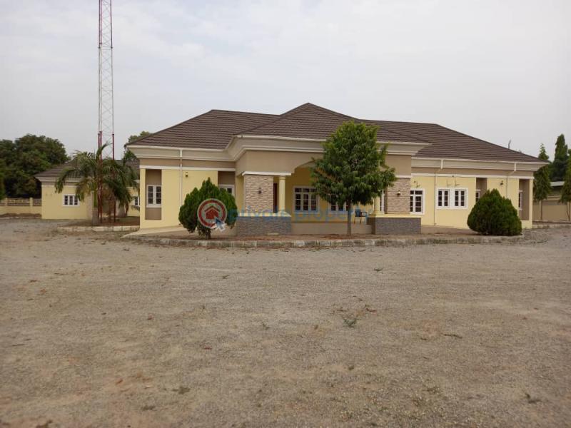 For sale 9 bedroom Bungalow University Of Abuja Teaching Hospital