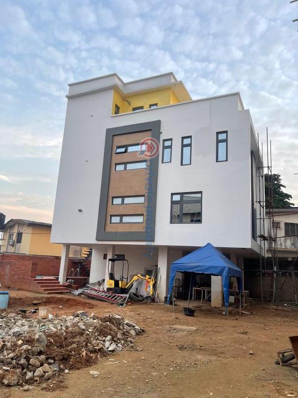 5 bedroom Terrace For Sale Sunmola Street Mende Maryland Lagos - 0