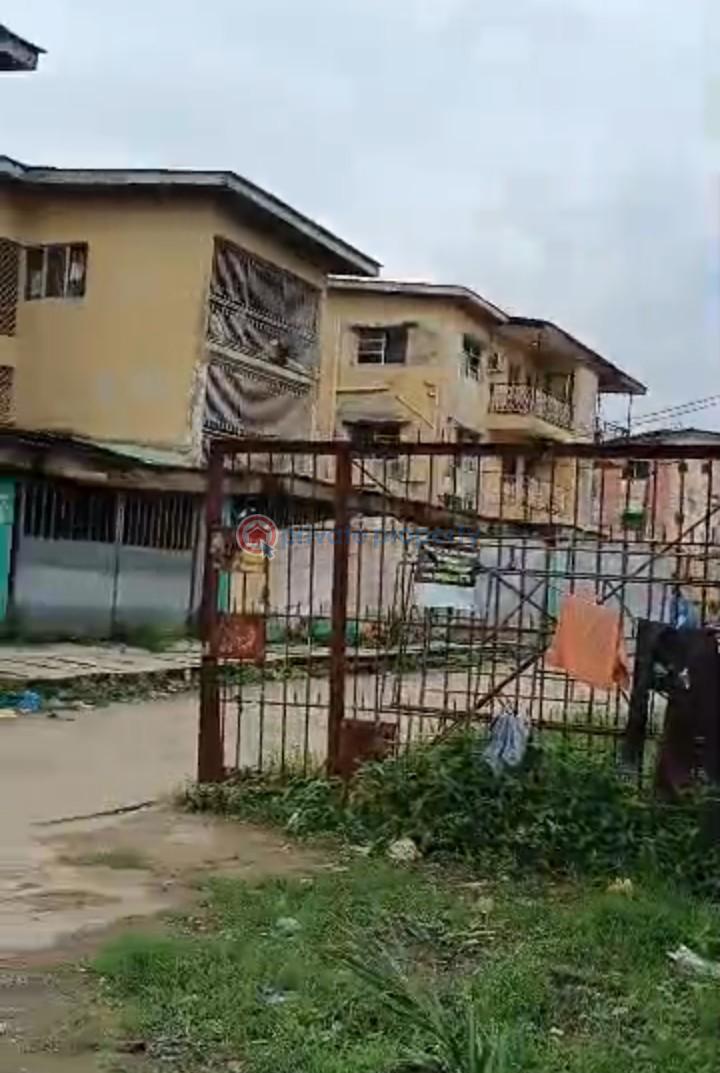 10 bedroom Flat & Apartment For Sale Fola Agoro Onipanu Shomolu Lagos - 3