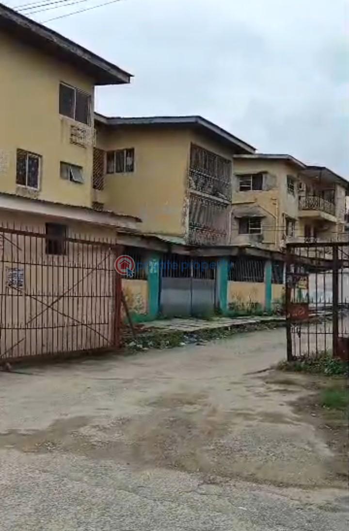 10 bedroom Flat & Apartment For Sale Fola Agoro Onipanu Shomolu Lagos - 1