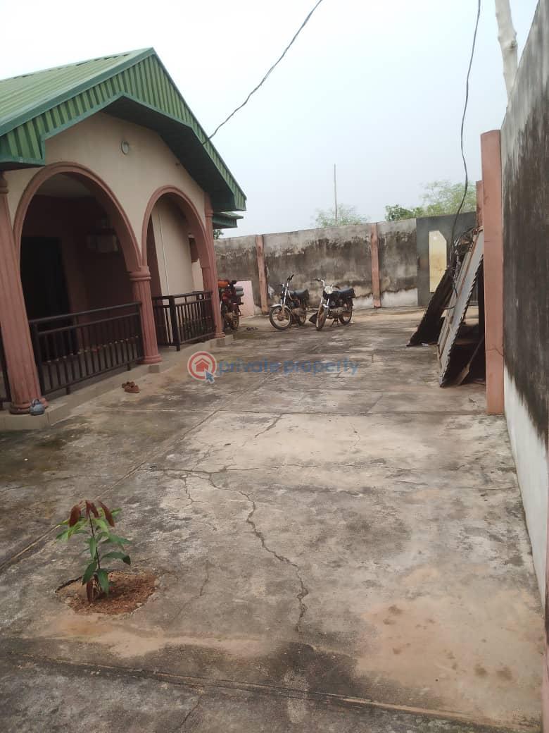 A 4-bedroom bungalow and a large hall used as a bakery with 4 offices - 8 4 bedroom Detached Bungalow For Sale Mowe Ogun area  - 8