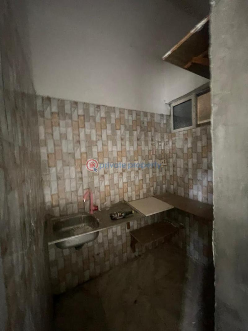 1 bedroom Self Contain For Rent Iwaya Yaba Lagos - 5