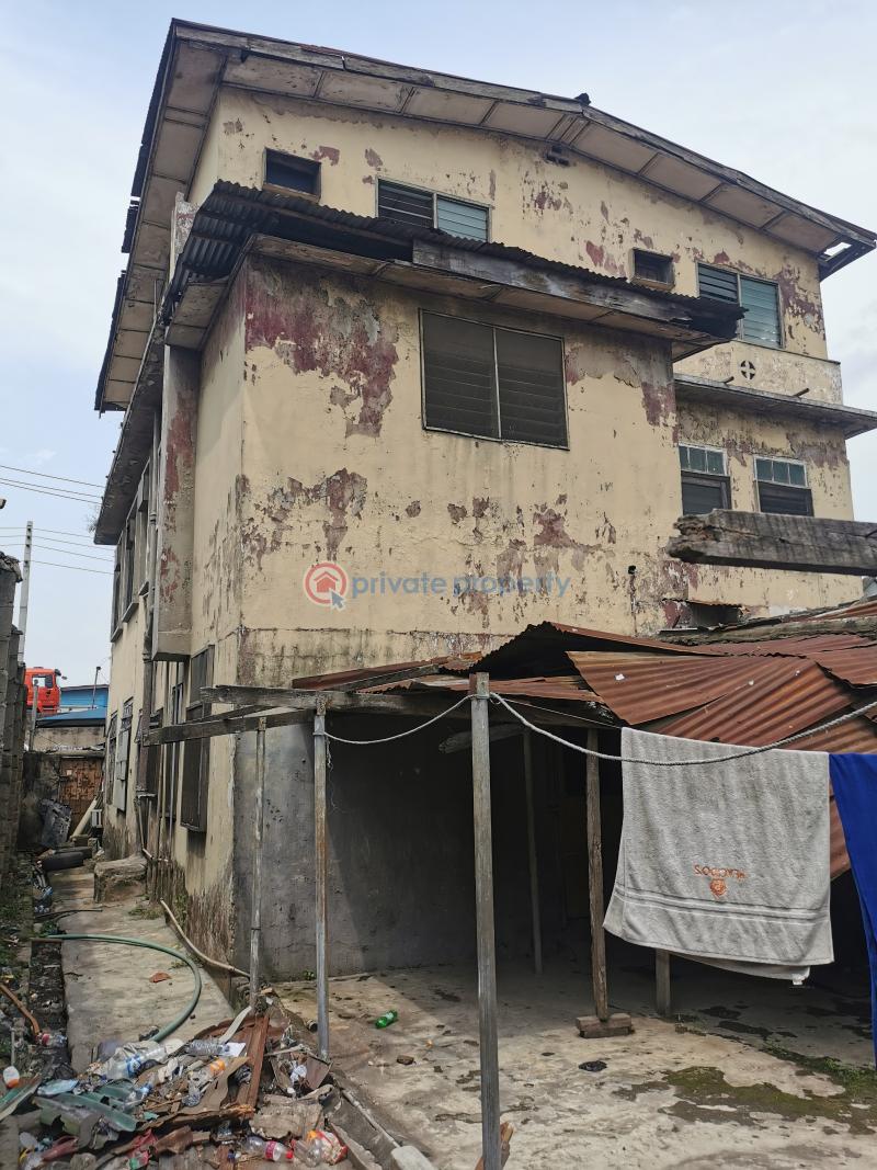 A duplex of  6 bedroom - 4 6 bedroom Duplex For Sale Ikorodu Road Jibowu Yaba Lagos - 4