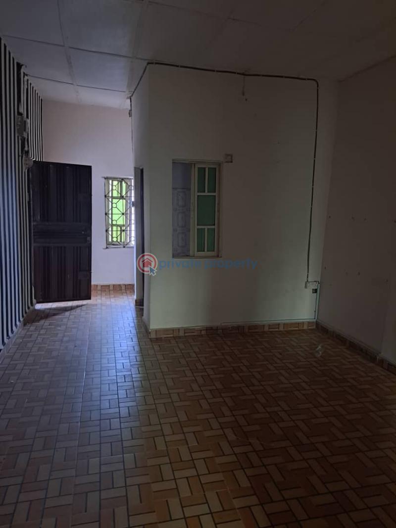 2 bedroom Block Of Flats For Rent Onabolu Street, Ladi Lak Bariga Gbagada Lagos - 5