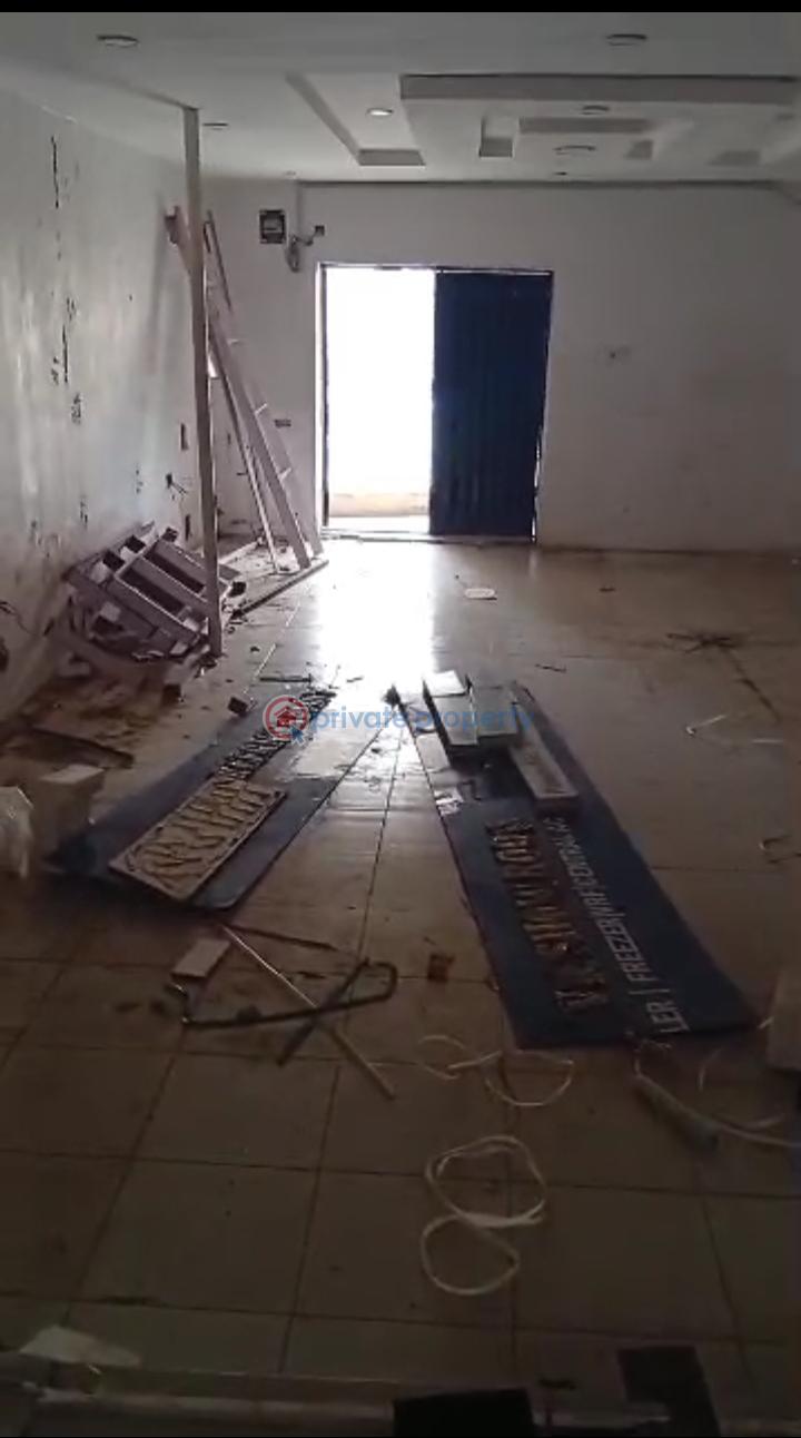 A mini warehouse  on major road available - 1 Warehouse For Rent Ogba Lagos - 1