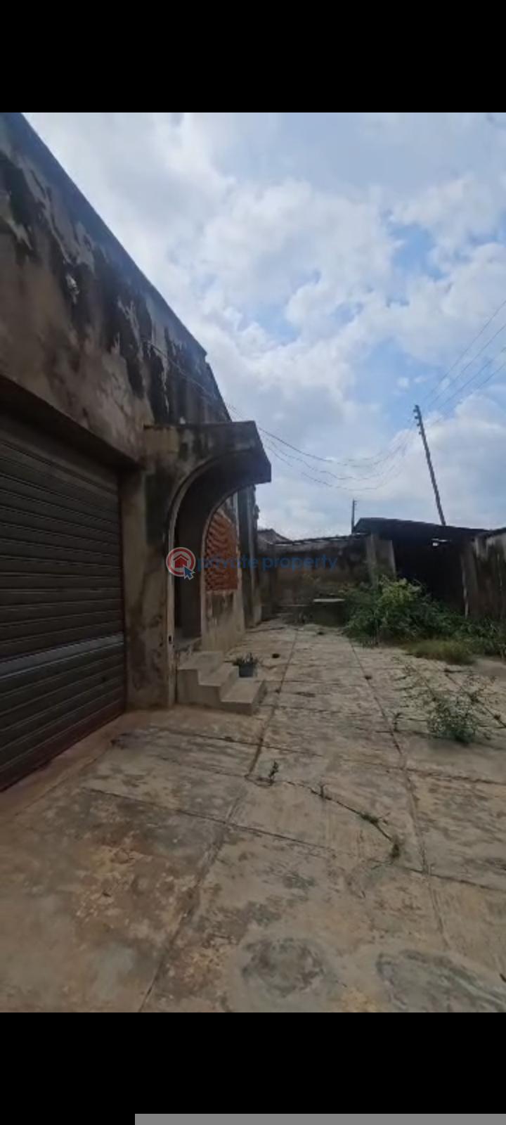 5 bedroom Bungalow For Sale Olodo Banks Emiola Street.. Ibadan Oyo - 2