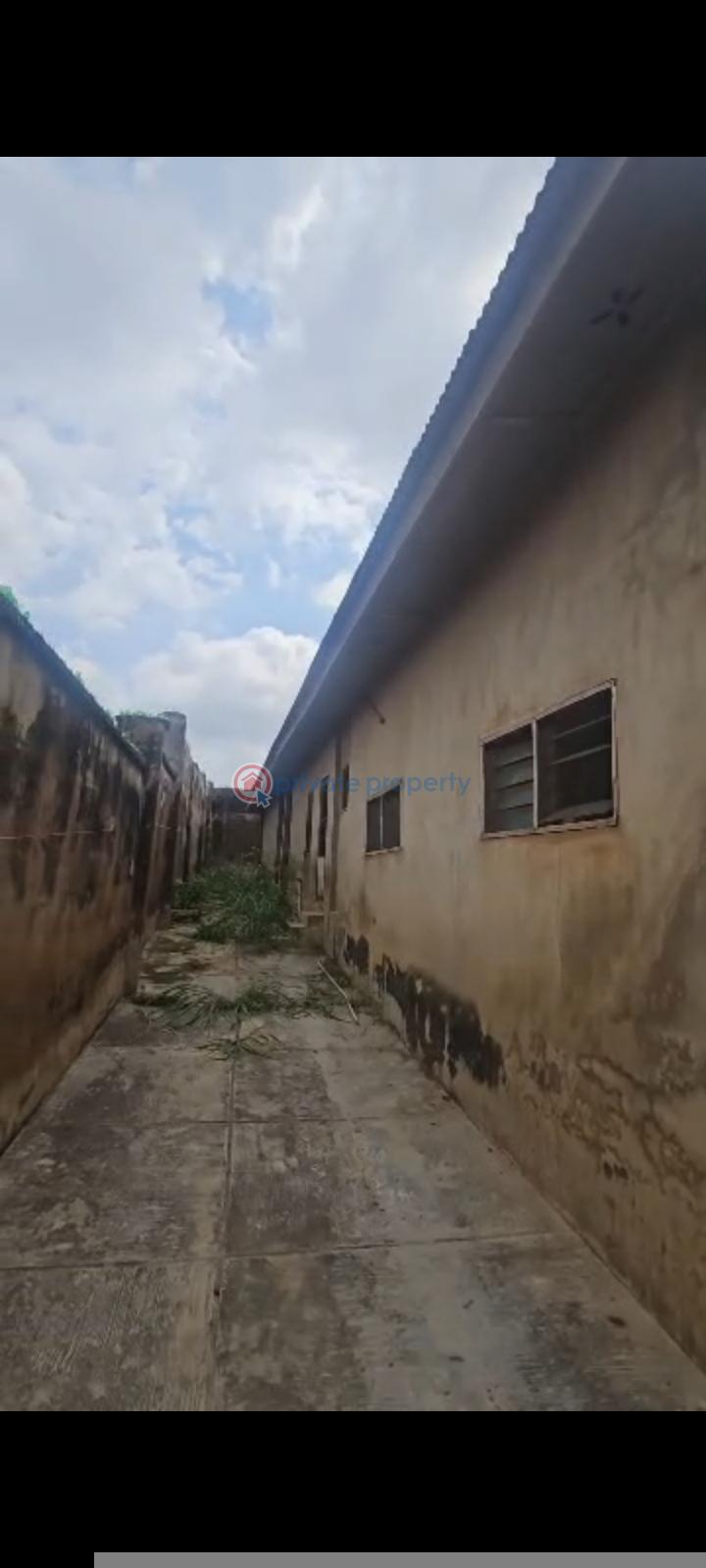 5 bedroom Bungalow For Sale Olodo Banks Emiola Street.. Ibadan Oyo - 1