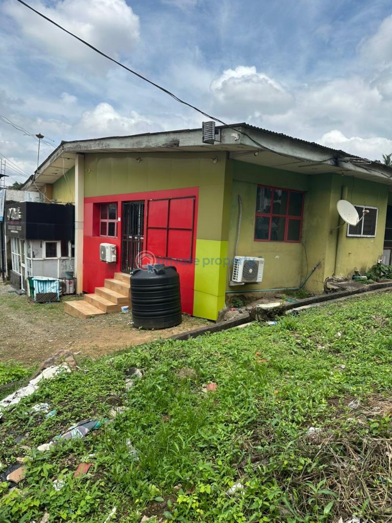 A residential/ commercial bungalow on 800sqm Bungalow For Sale Oluyole Road, Favos, Bodija Ibadan Oyo