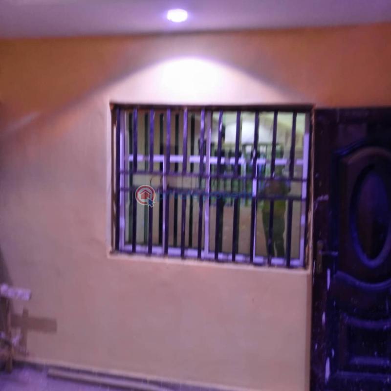 A room and parlor self at lade jiboye area tiles fenced gate running water p o p, close to main road - 1 1 bedroom Mini Flat For Rent Jiboye, Omi Apata Apata Ibadan Oyo - 1