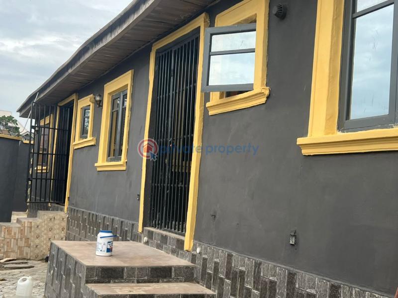 1 bedroom Bungalow For Rent A Room And Parlour Selfcontained (pop, Personal Prepaid Meter, Tiles, Running, Water, Borehole, 3 Occupant In Spacious Compound) At Akeka Estate, Oloola, Akala Express, Ibadan. *rent: N450k* Akala Express Ibadan Oyo - 3
