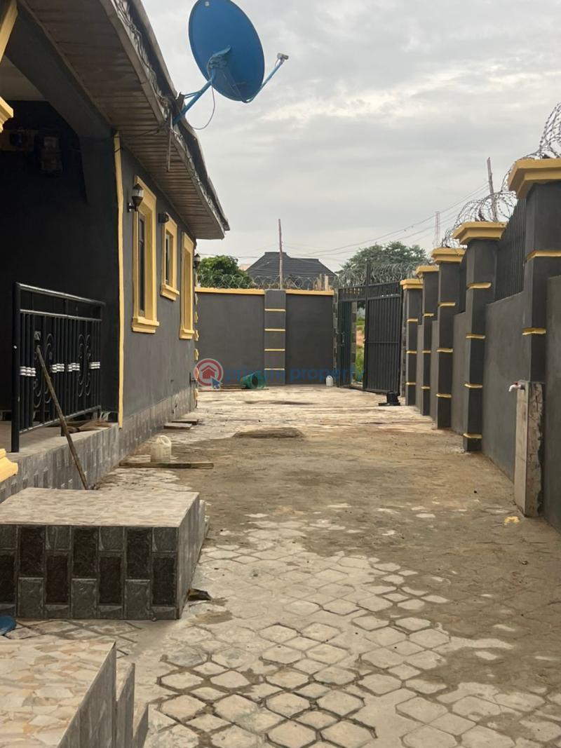 1 bedroom Bungalow For Rent A Room And Parlour Selfcontained (pop, Personal Prepaid Meter, Tiles, Running, Water, Borehole, 3 Occupant In Spacious Compound) At Akeka Estate, Oloola, Akala Express, Ibadan. *rent: N450k* Akala Express Ibadan Oyo - 6