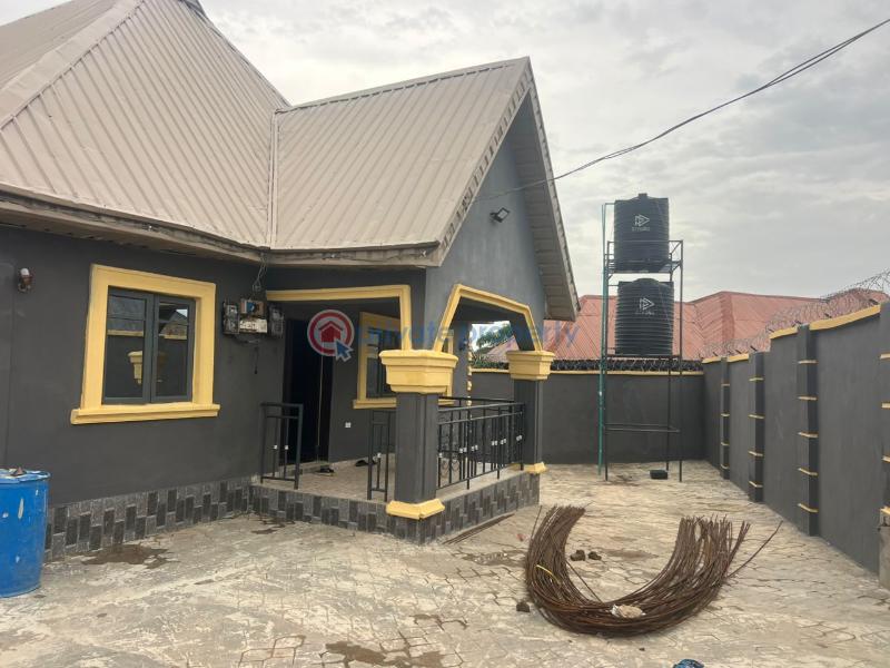 1 bedroom Bungalow For Rent A Room And Parlour Selfcontained (pop, Personal Prepaid Meter, Tiles, Running, Water, Borehole, 3 Occupant In Spacious Compound) At Akeka Estate, Oloola, Akala Express, Ibadan. *rent: N450k* Akala Express Ibadan Oyo - 7