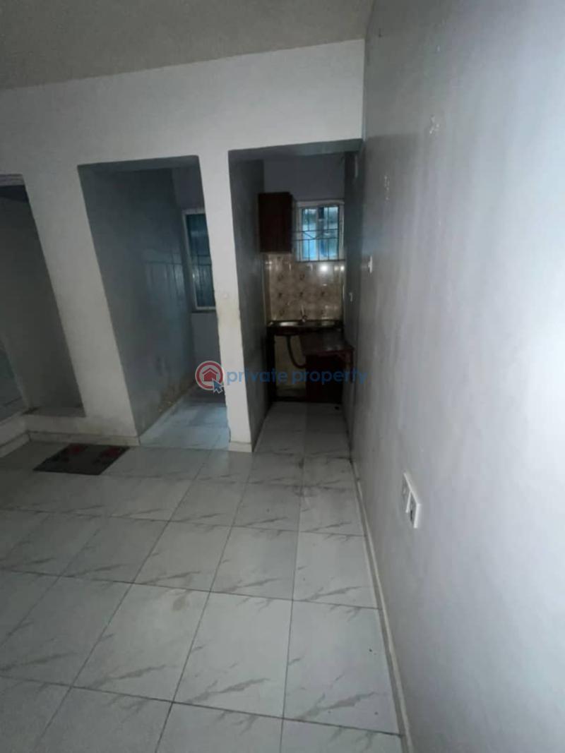 1 bedroom Self Contain For Rent Off Market Street Shomolu, Lagos Onipanu Shomolu Lagos - 4