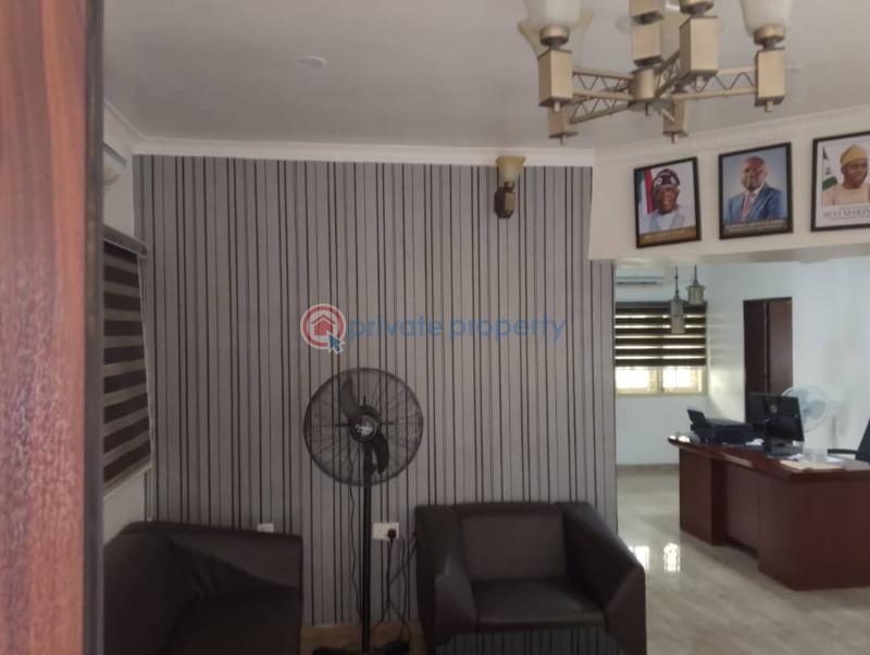 A semi-detached 3bedrooms bungalow ensuite with store built on 500plus m² of land fenced round with gate at felele rab - 3 3 bedroom Semi detached Bungalow For Sale Felele, Challenge Ibadan Oyo - 3