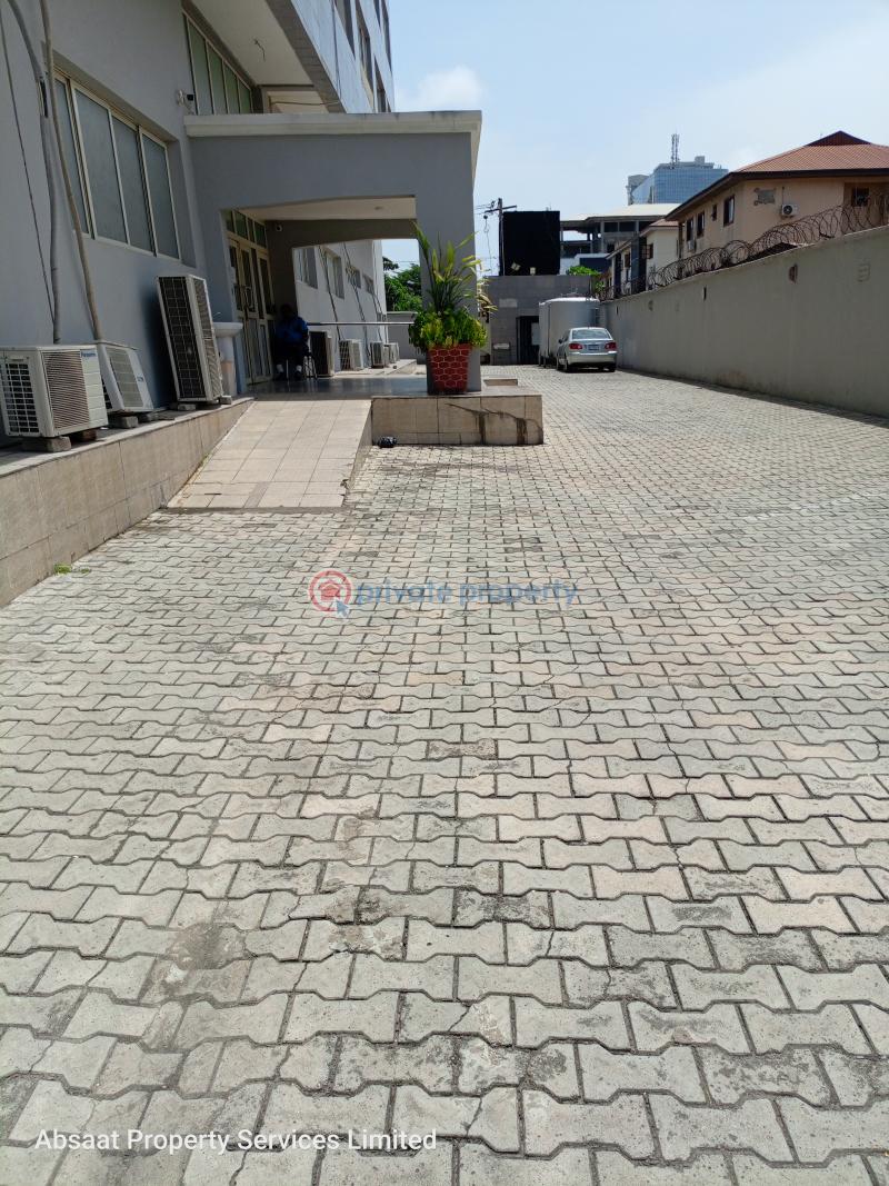 A spacious 3bedroom penthouse with a large seat out - 8 3 bedroom Penthouse For Rent Lekki Phase 1 Lagos - 8