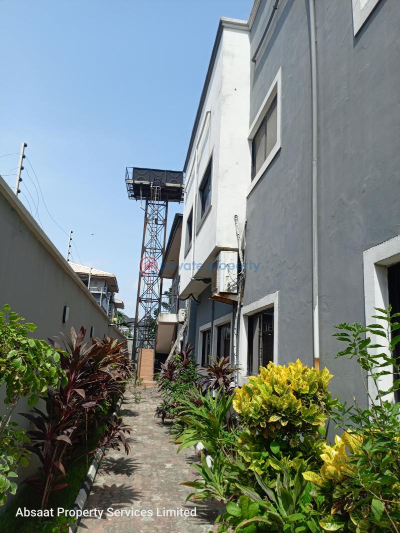 A spacious 3bedroom penthouse with a large seat out - 4 3 bedroom Penthouse For Rent Lekki Phase 1 Lagos - 4