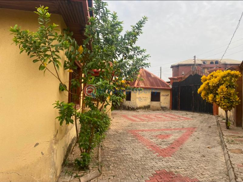 6 bedroom Detached Bungalow For Sale Liberty Academy Akala Express Ibadan Oyo - 2