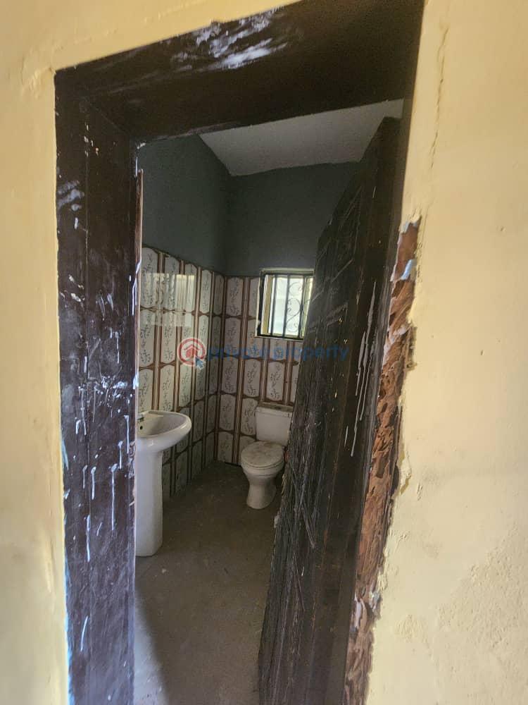 A spacious and well-structured block of flats - 4 10 bedroom House For Sale Basil Nwachukwu Close, Isolo, Lagos Isolo Lagos - 4