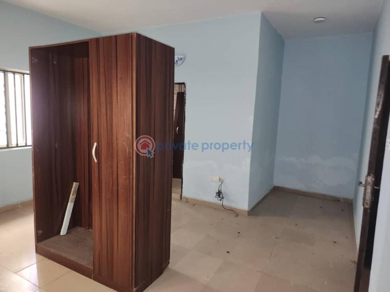 A spacious and well-structured block of flats - 3 10 bedroom House For Sale Basil Nwachukwu Close, Isolo, Lagos Isolo Lagos - 3