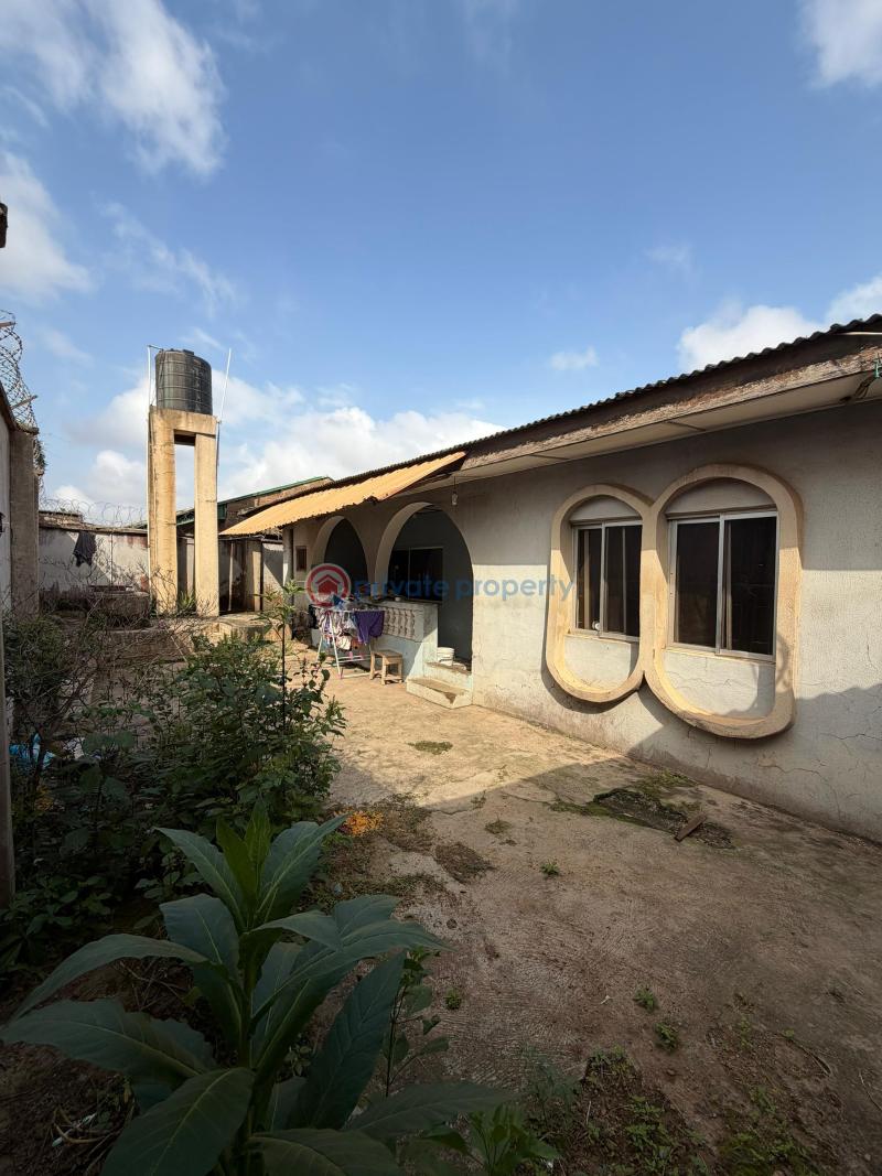 House For Sale At Ogo Oluwa Bada Estate, Opposite Kolapo Ishola Gra, Akobo, Ibadan. Ibadan Oyo - 3