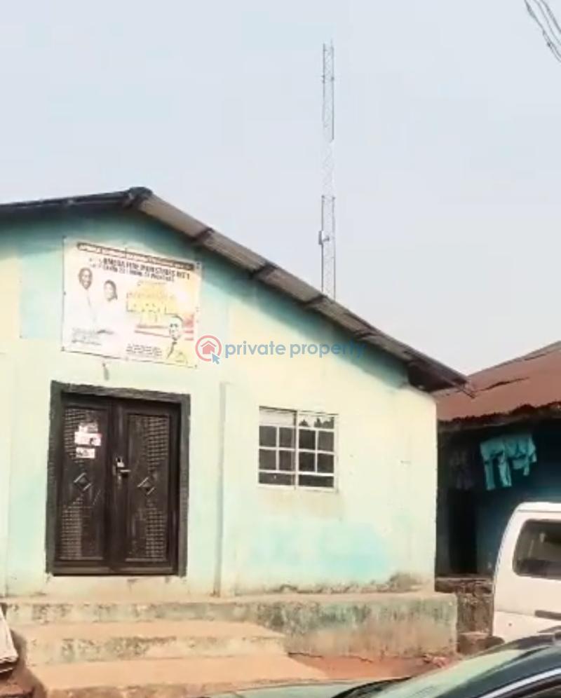 Mall/Complex/Plaza For Sale 3poles From Akpakpava Major Tarred Rd Before 2nd Junction Benincity. Benin Edo - 0