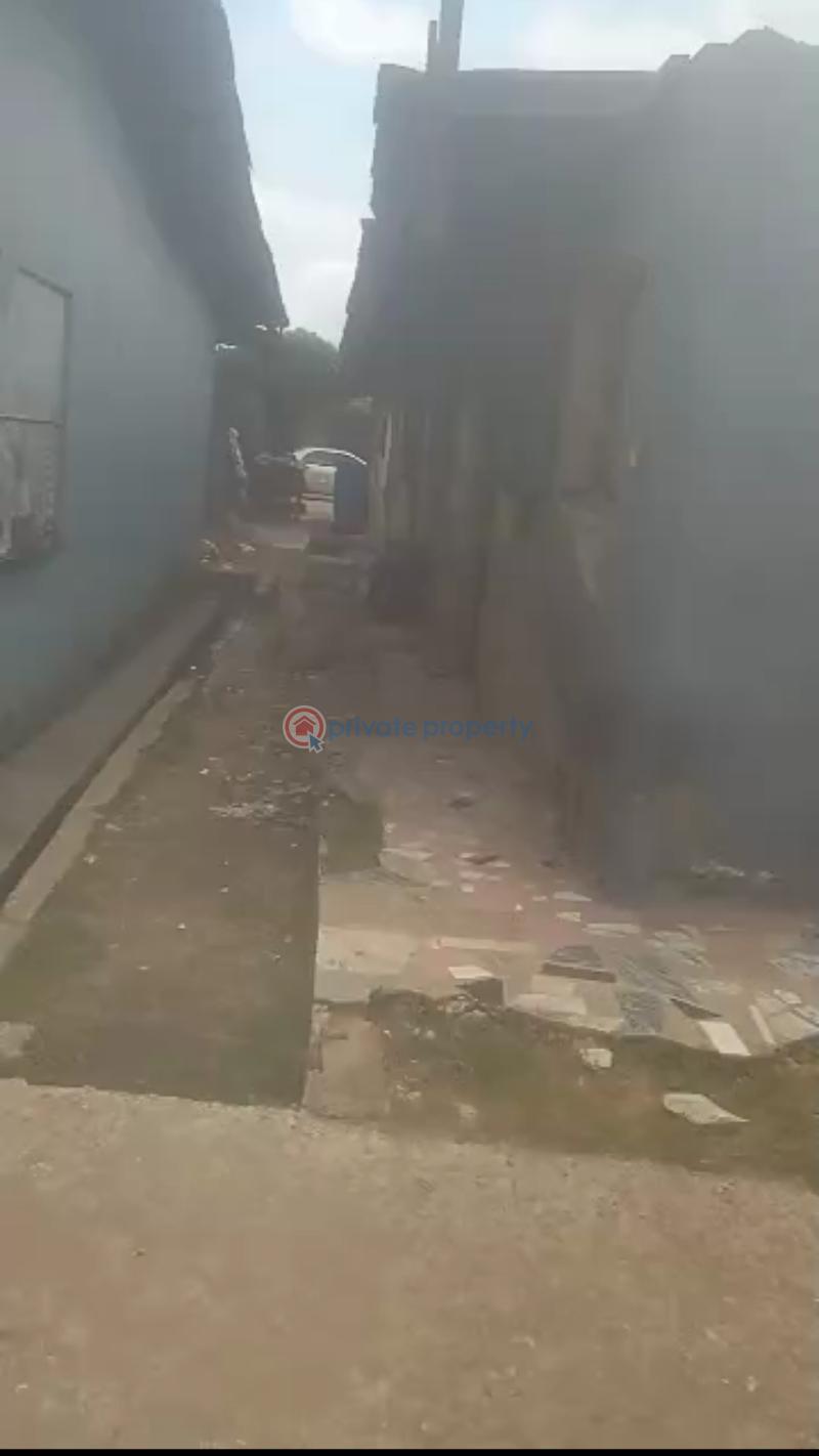 Bungalow For Sale Osakpamwam Street Off The Second West Circular Off Textile Mill Road, Is Very Accessible Benin Edo - 5