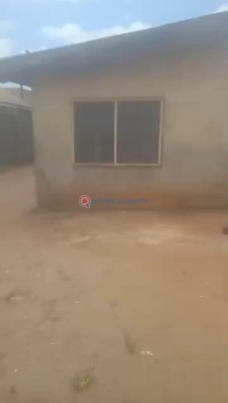 Bungalow For Sale Osakpamwam Street Off The Second West Circular Off Textile Mill Road, Is Very Accessible Benin Edo - 1