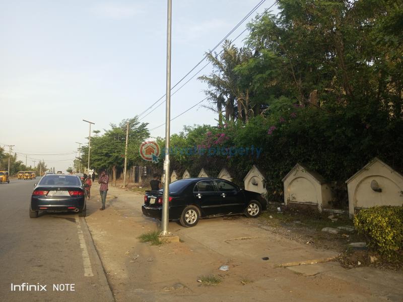 An old demolishable building sitting on a 2000 sqm land - 1 Mixed use Land For Sale 4th Avenue Gwarimpa Abuja Phase 3  - 1