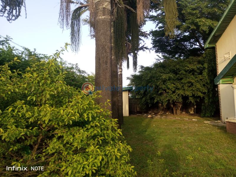 An old demolishable building sitting on a 2000 sqm land - 5 Mixed use Land For Sale 4th Avenue Gwarimpa Abuja Phase 3  - 5