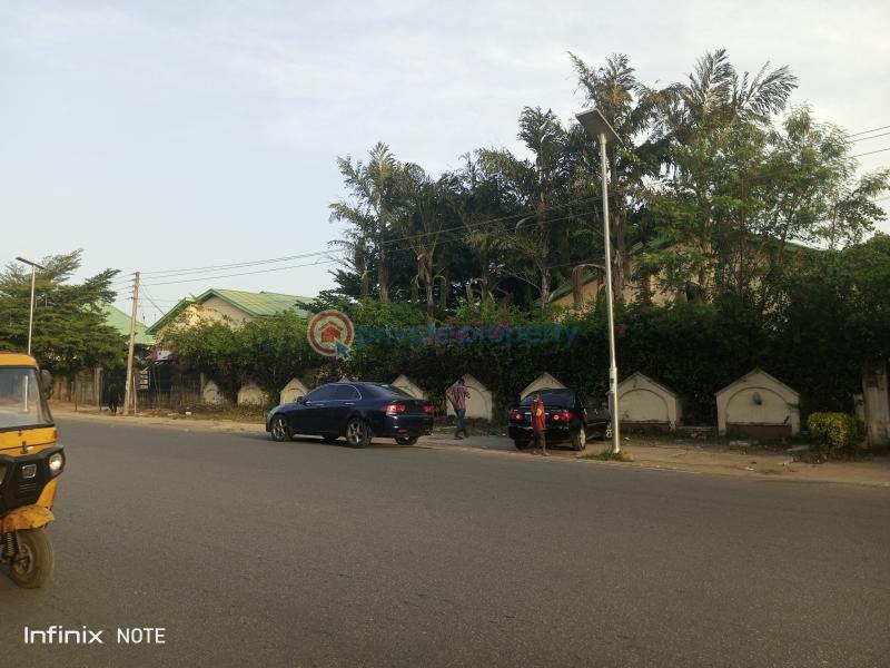 An old demolishable building sitting on a 2000 sqm land - 0 Mixed use Land For Sale 4th Avenue Gwarimpa Abuja Phase 3  - 0