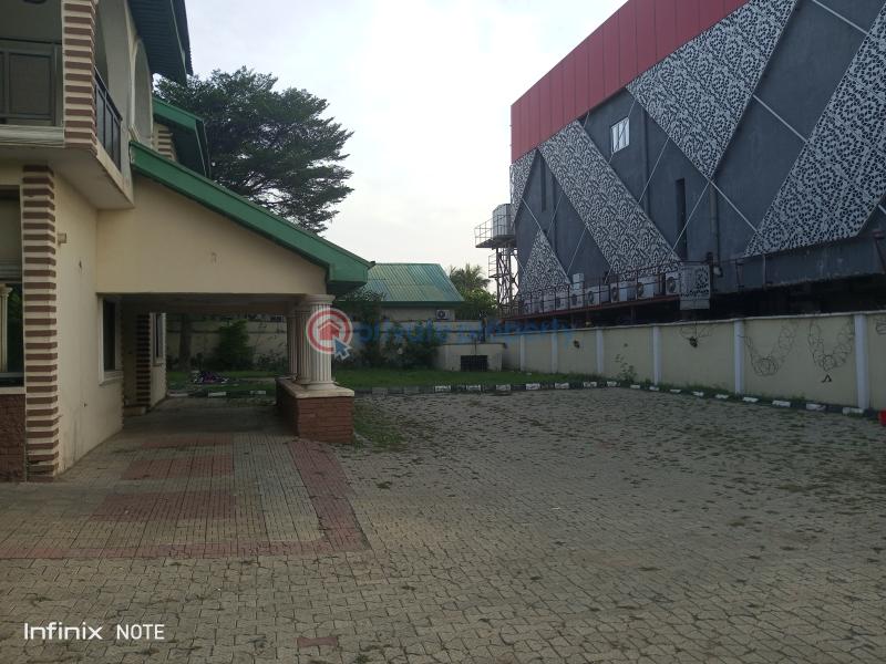 An old demolishable building sitting on a 2000 sqm land - 3 Mixed use Land For Sale 4th Avenue Gwarimpa Abuja Phase 3  - 3