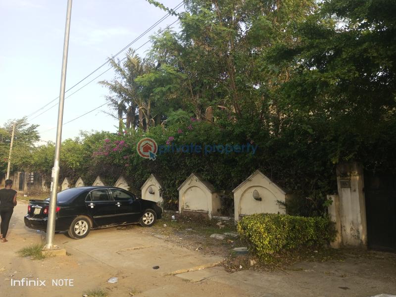 An old demolishable building sitting on a 2000 sqm land - 9 Mixed use Land For Sale 4th Avenue Gwarimpa Abuja Phase 3  - 9