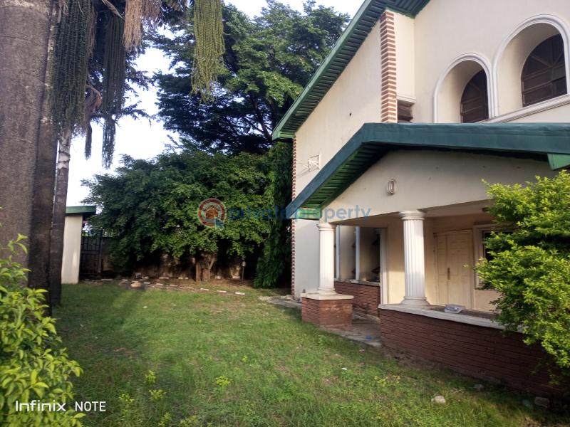 An old demolishable building sitting on a 2000 sqm land - 4 Mixed use Land For Sale 4th Avenue Gwarimpa Abuja Phase 3  - 4