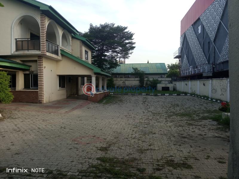 An old demolishable building sitting on a 2000 sqm land - 2 Mixed use Land For Sale 4th Avenue Gwarimpa Abuja Phase 3  - 2