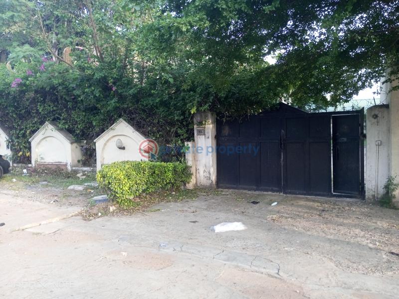 An old demolishable building sitting on a 2000 sqm land - 8 Mixed use Land For Sale 4th Avenue Gwarimpa Abuja Phase 3  - 8