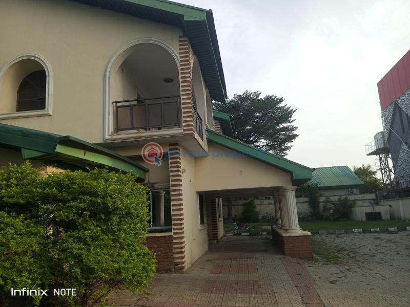 An old demolishable building sitting on a 2000 sqm land - 6 Mixed use Land For Sale 4th Avenue Gwarimpa Abuja Phase 3  - 6