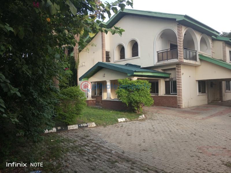 An old demolishable building sitting on a 2000 sqm land - 7 Mixed use Land For Sale 4th Avenue Gwarimpa Abuja Phase 3  - 7