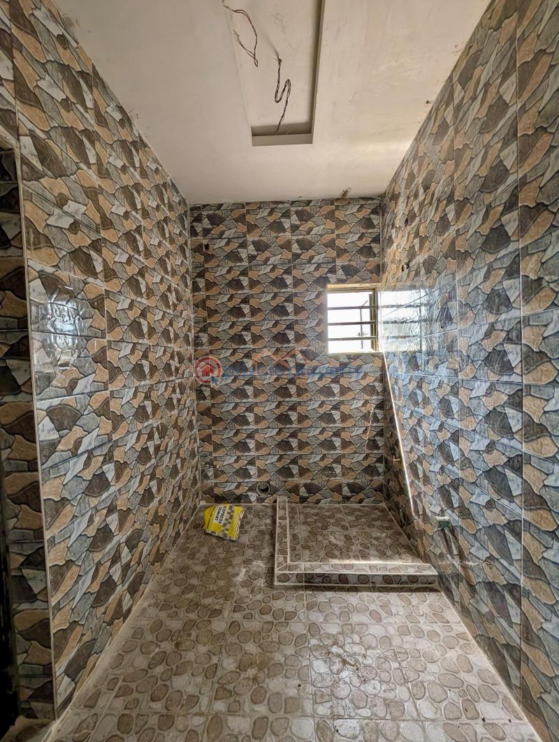 House For Sale Location: Chief Lateef Oyelade, Ringroad Gra, Ibadan Ibadan Oyo - 5