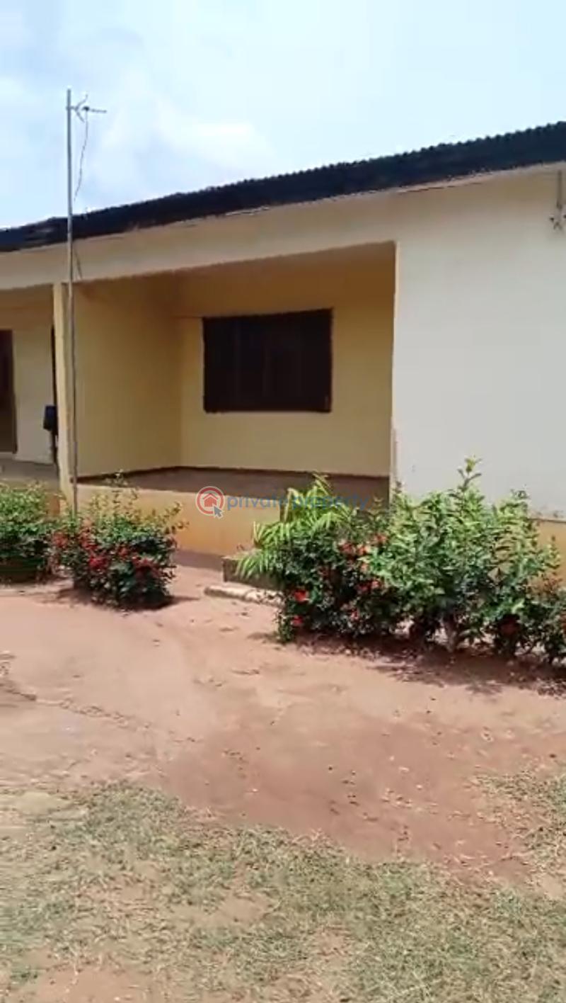 Bungalow For Sale Okundia Tarred Road Off Second Ugbor Road, Gra Benin City. Benin Edo - 1