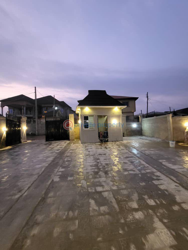 3 bedroom Bungalow For Sale Elebu Commodore Akala Express Ibadan Oyo - 1