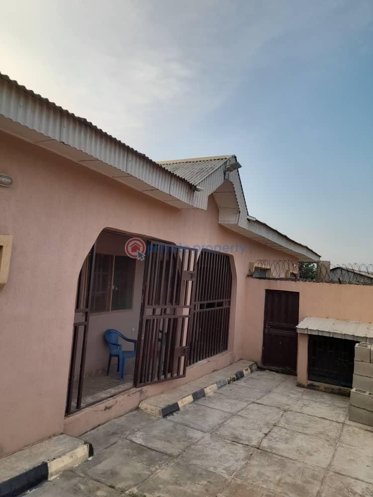 For sale 7 bedroom Bungalow 27, Oloruntedo Street, Behind Fajol Estate