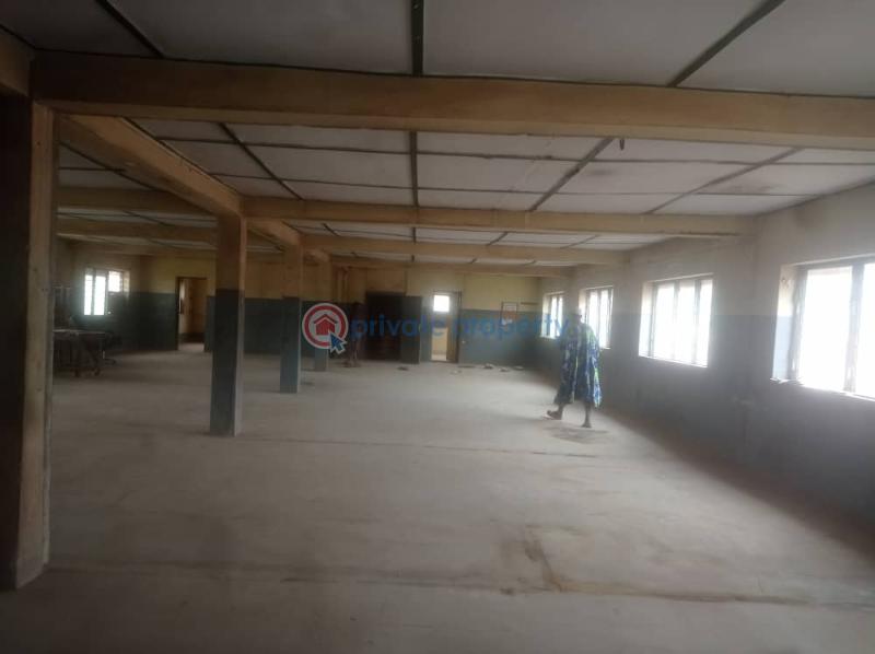 Commercial Property For Sale Location: Anfani Road, Molete, Ibadan, Oyo State. Ibadan Oyo - 3