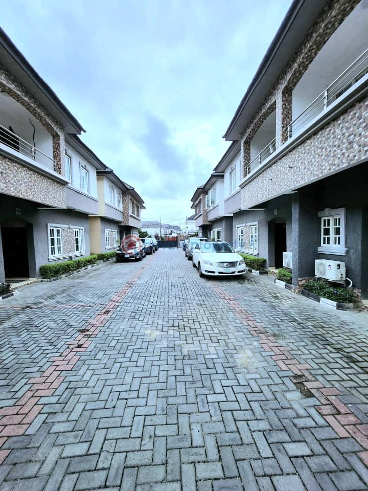 Well maintained e bedroom duplex - 1 3 bedroom Terraced Duplex For Rent Osapa London Lekki Lagos - 1