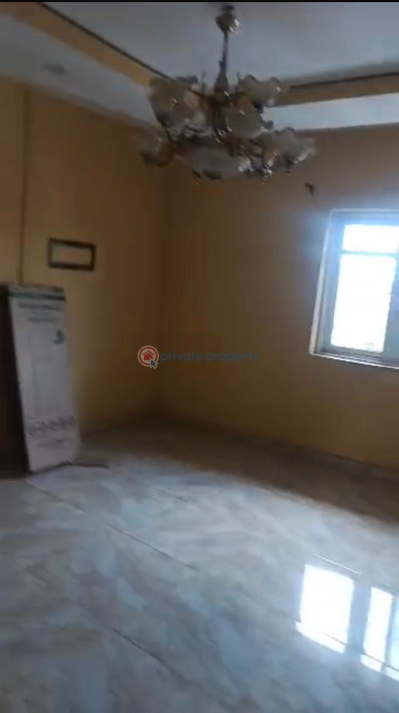 Decent 3 bedroom up-flat with modern features in a serene estate - 0 3 bedroom Flat & Apartment For Sale Iponri Surulere Lagos - 0