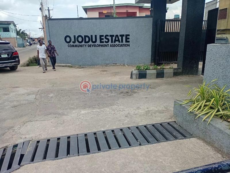 4 bedroom Detached Bungalow For Sale Estate Ogudu GRA Lagos - 3