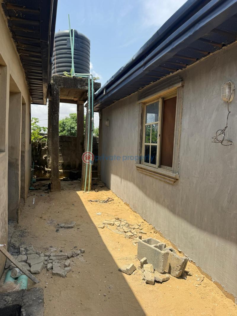 6 bedroom Bungalow For Sale Along Oreta Road, Igbogbo Ikorodu Igbogbo Ikorodu Lagos - 7