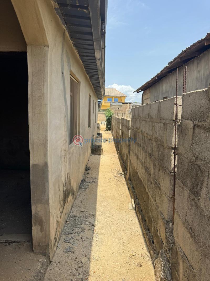 6 bedroom Bungalow For Sale Along Oreta Road, Igbogbo Ikorodu Igbogbo Ikorodu Lagos - 9