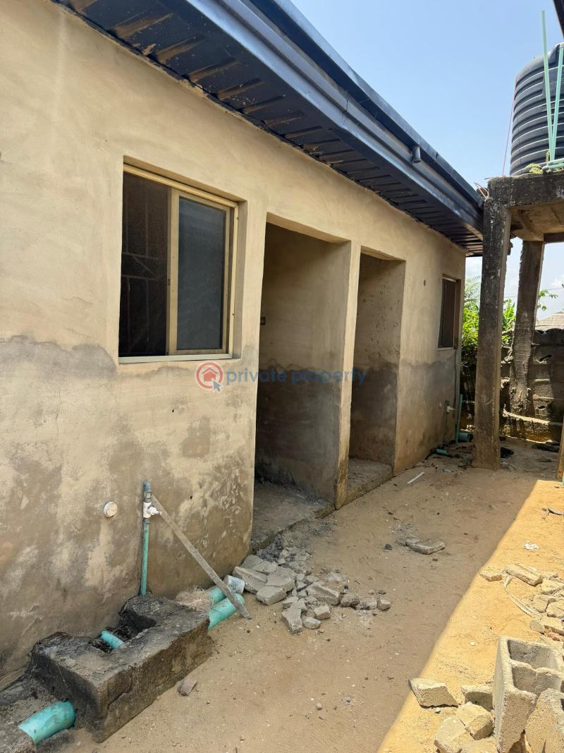 6 bedroom Bungalow For Sale Along Oreta Road, Igbogbo Ikorodu Igbogbo Ikorodu Lagos - 4