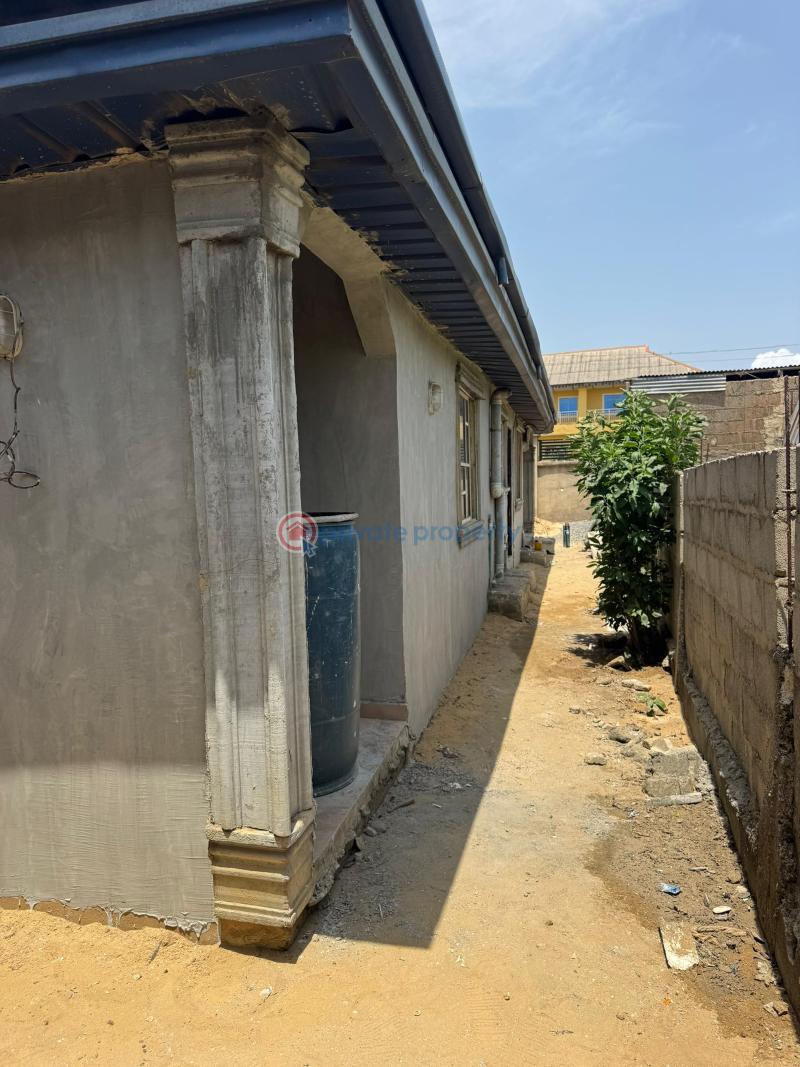6 bedroom Bungalow For Sale Along Oreta Road, Igbogbo Ikorodu Igbogbo Ikorodu Lagos - 3